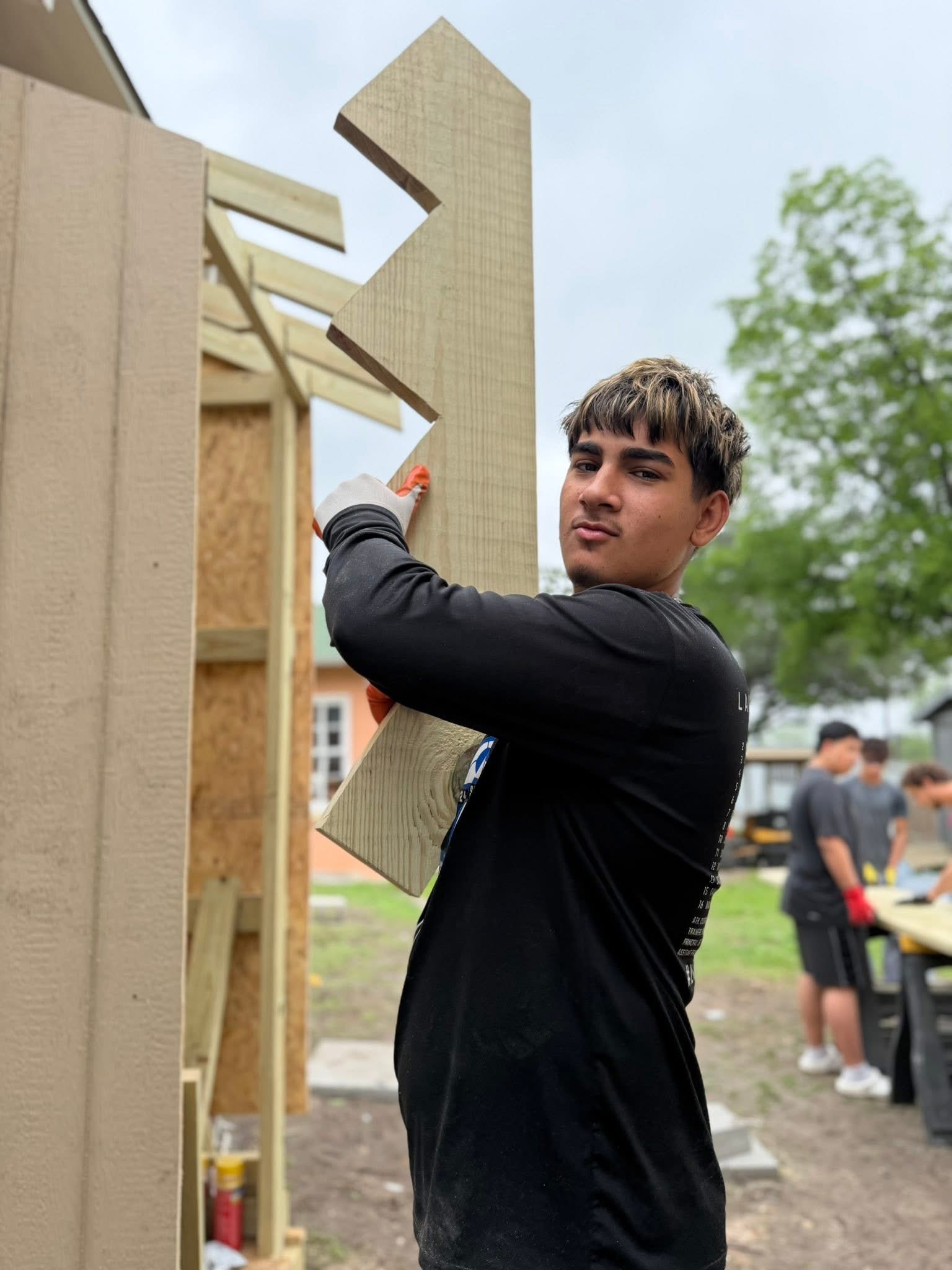 Estudiantes de AGORA Construction en la obra