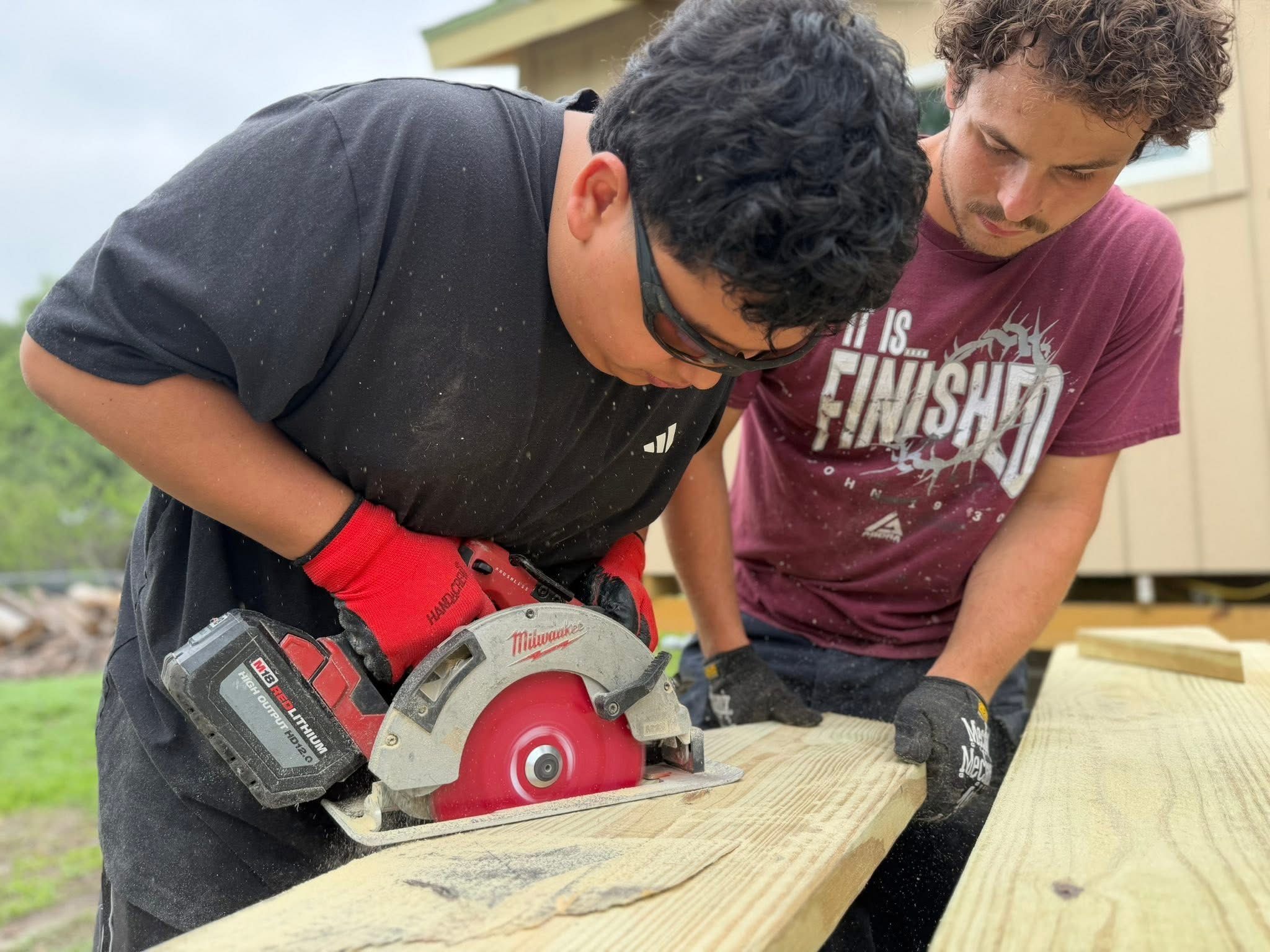 Estudiantes de AGORA Construction en la obra