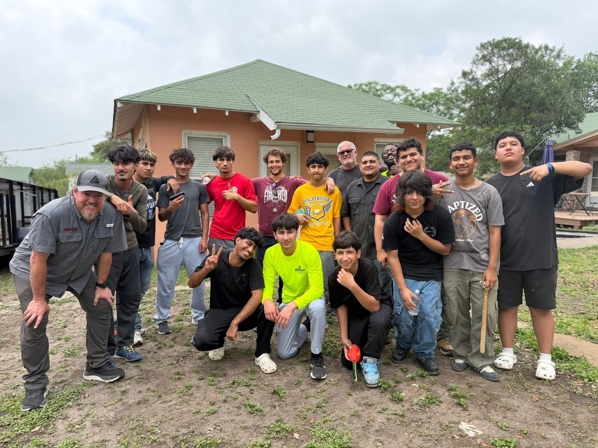 Estudiantes de AGORA Construction en la obra