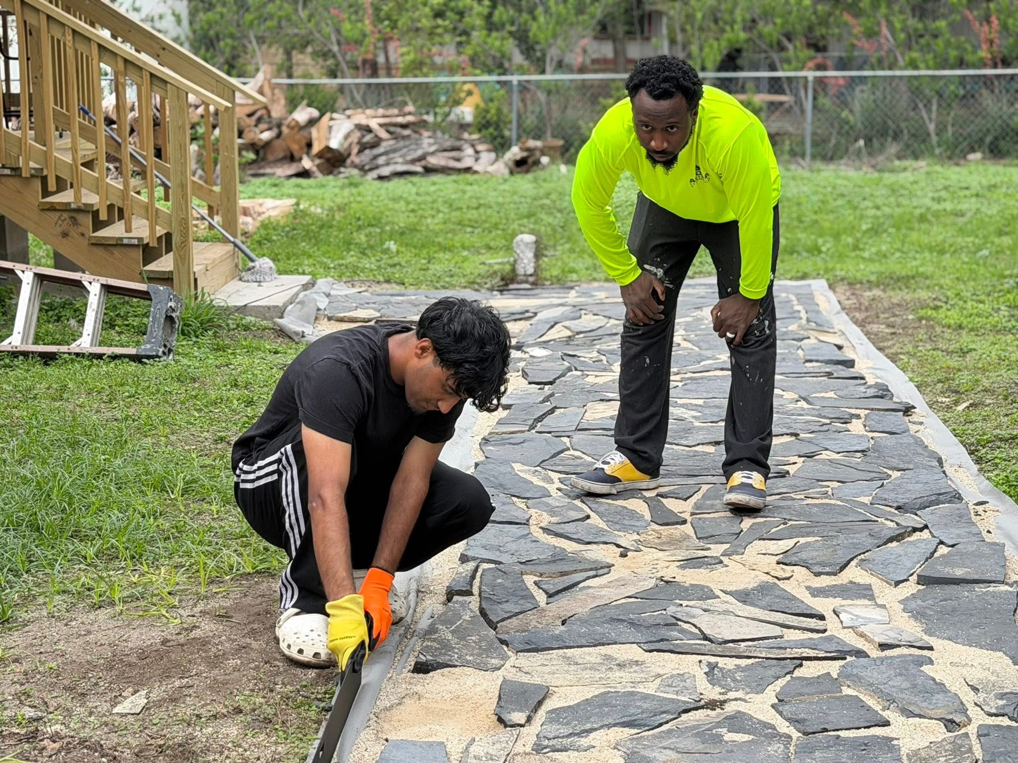 Estudiantes de AGORA Construction trabajando