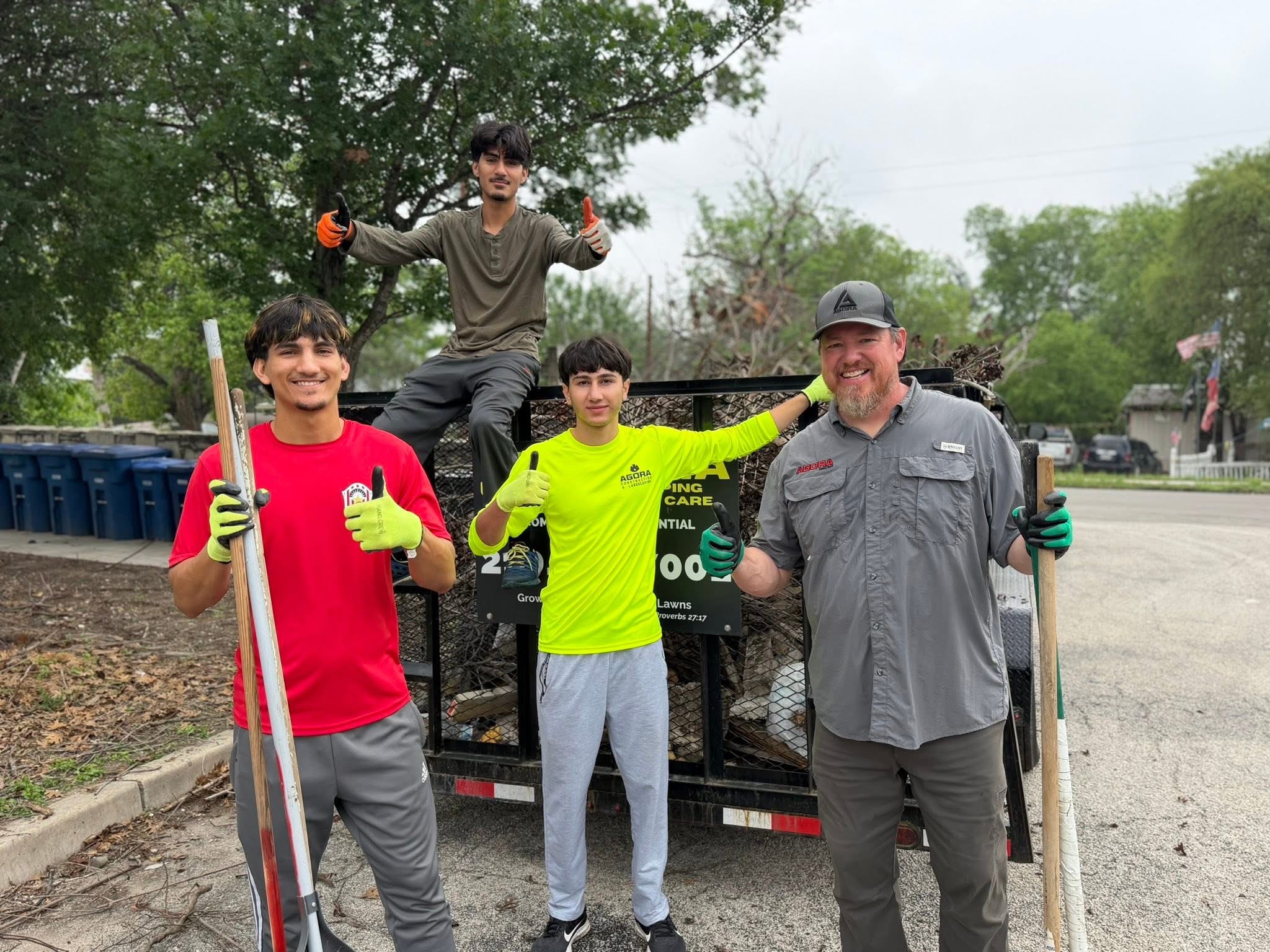 Estudiantes de AGORA Construction en la obra